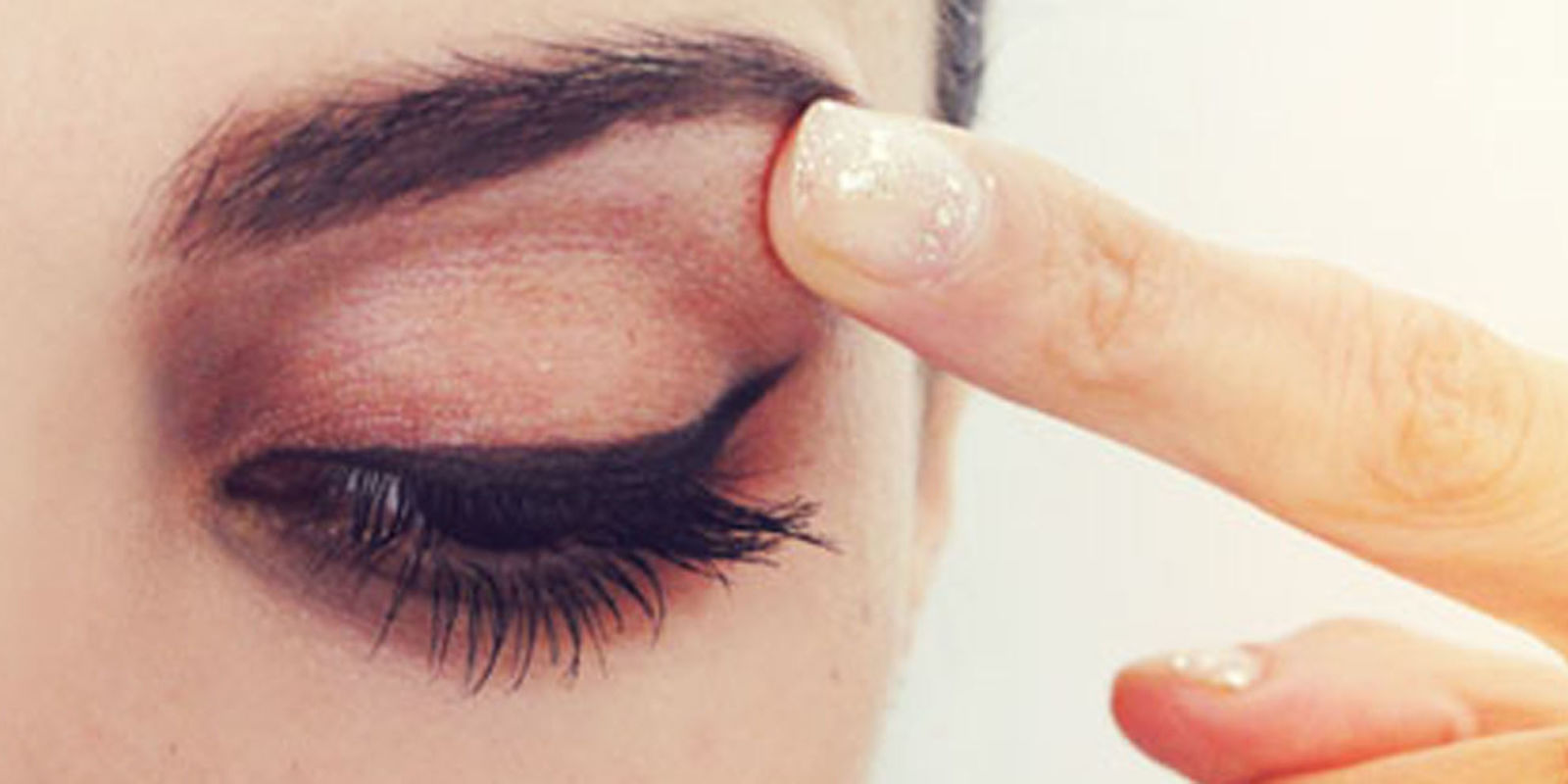 This White Eyebrow Highlighter Trick Makes Your Eyes Look Bigger How