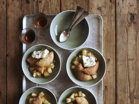 apple-pie-on-table