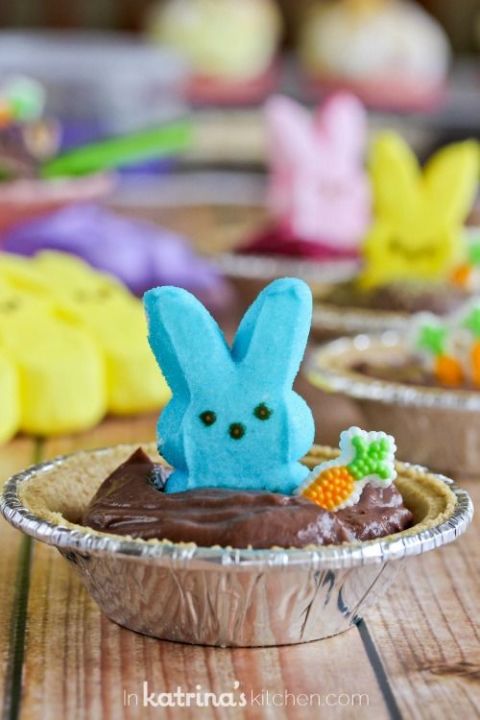 Make these precious pudding pies with just three ingredients:&nbsp;chocolate pudding +&nbsp;graham cracker crusts + marshmallow bunnies.&nbsp;
Get the recipe from In Katrina's Kitchen » 
