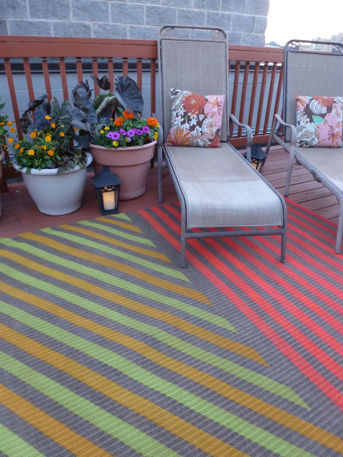 Small outdoor decor ideas decorate your small yard or patio