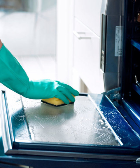 cleaning an oven