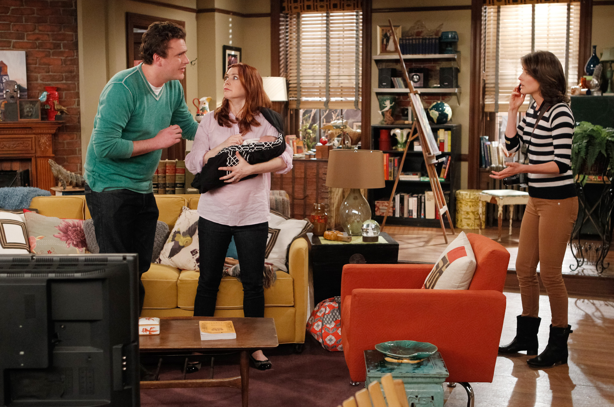 Гостиная с камином и центральным диваном